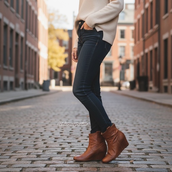 Frye Carson Wedge Cognac Leather Cute Ankle Bootie - Picture 2 of 13